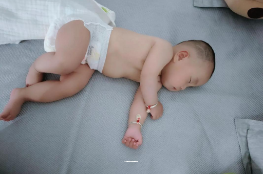 桦甸三个月宝宝抬头不稳